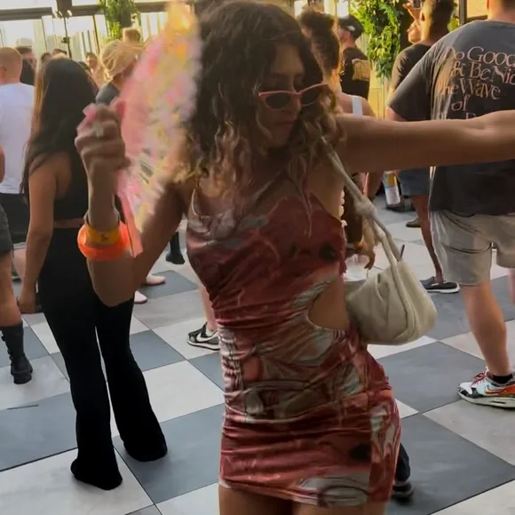 Cute swirl dress with with cutout detail.I got MANY compliments on this dress 🤎 - Picture 3 of 4